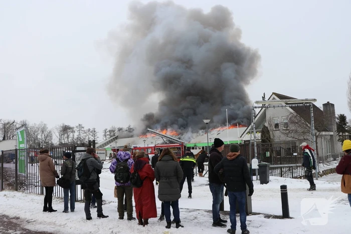 Dak Intratuin volledig in brand