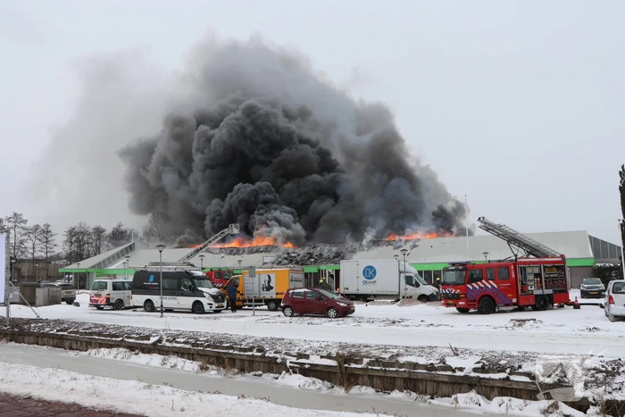 Dak Intratuin volledig in brand