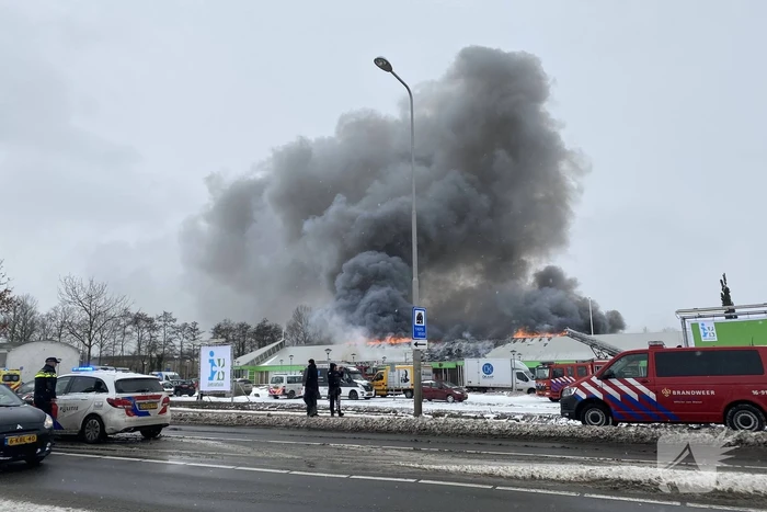 Dak Intratuin volledig in brand