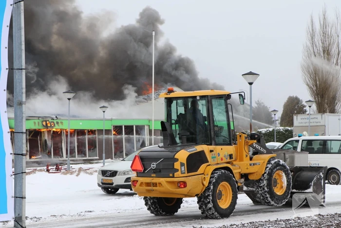 Dak Intratuin volledig in brand