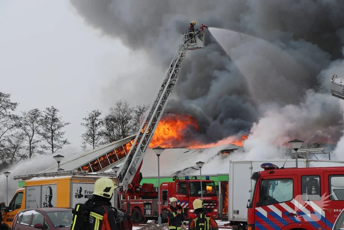 Dak Intratuin volledig in brand