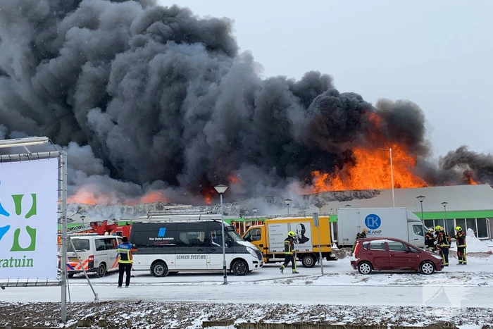 Dak Intratuin volledig in brand