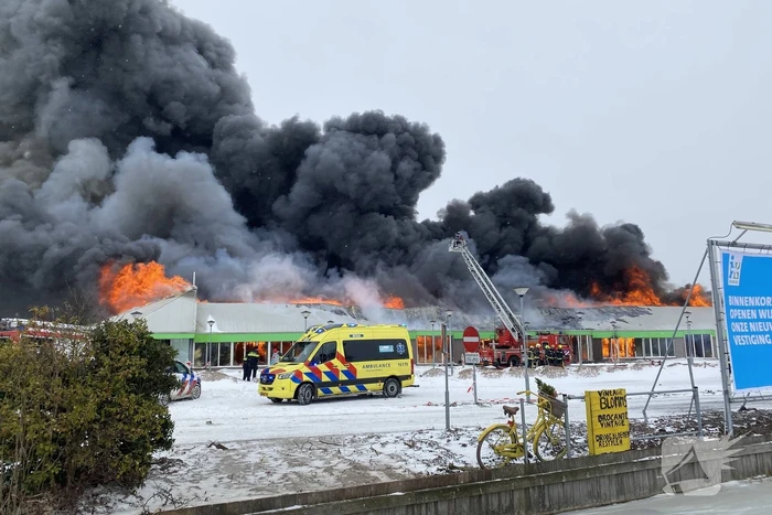 Dak Intratuin volledig in brand