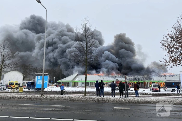 Dak Intratuin volledig in brand