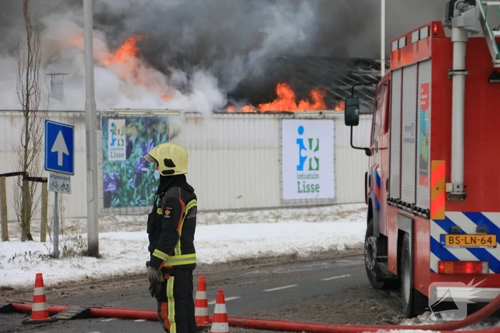 Dak Intratuin volledig in brand