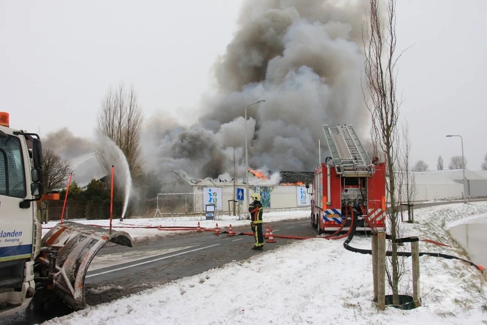 Dak Intratuin volledig in brand