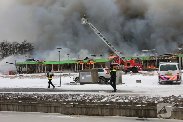 Dak Intratuin volledig in brand