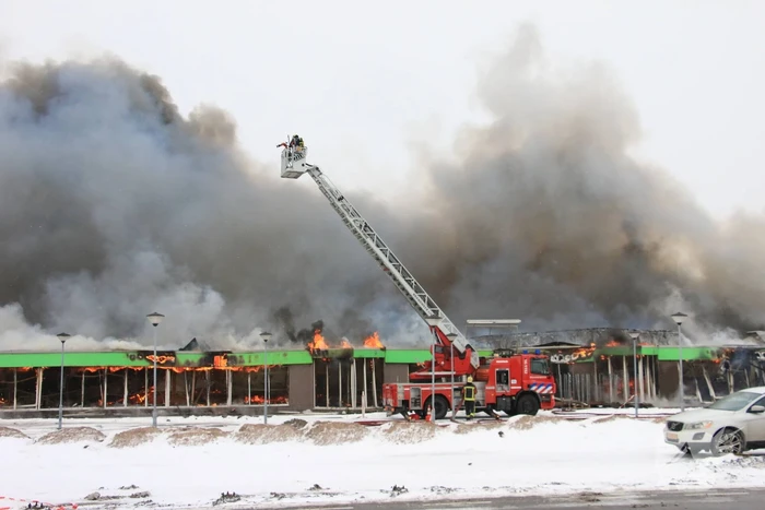 Dak Intratuin volledig in brand