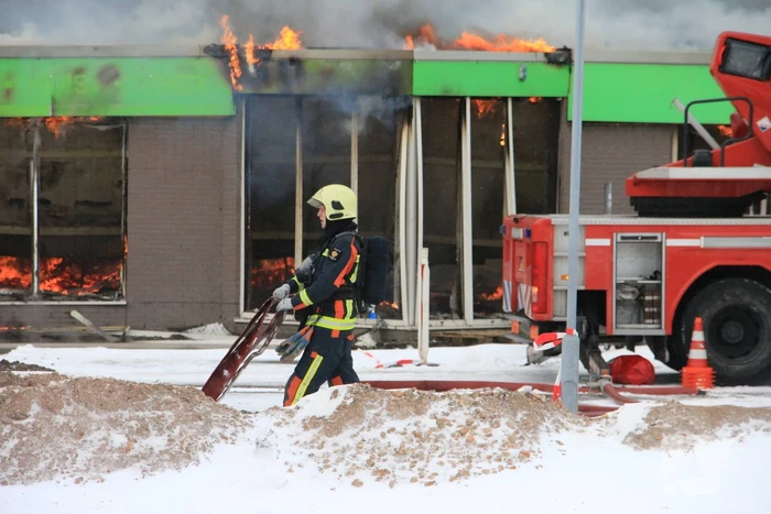 Dak Intratuin volledig in brand