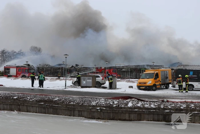 Dak Intratuin volledig in brand
