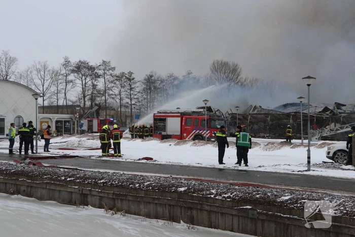 Dak Intratuin volledig in brand
