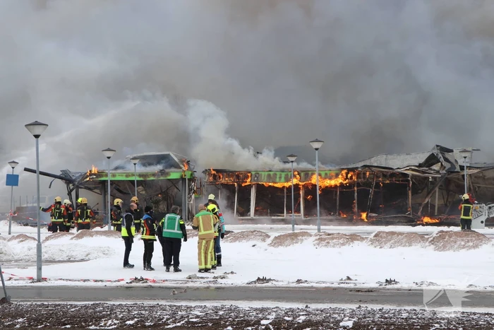 Dak Intratuin volledig in brand