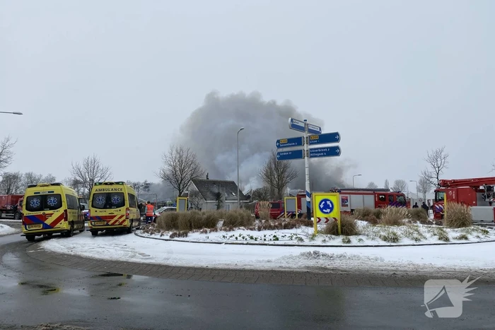 Dak Intratuin volledig in brand