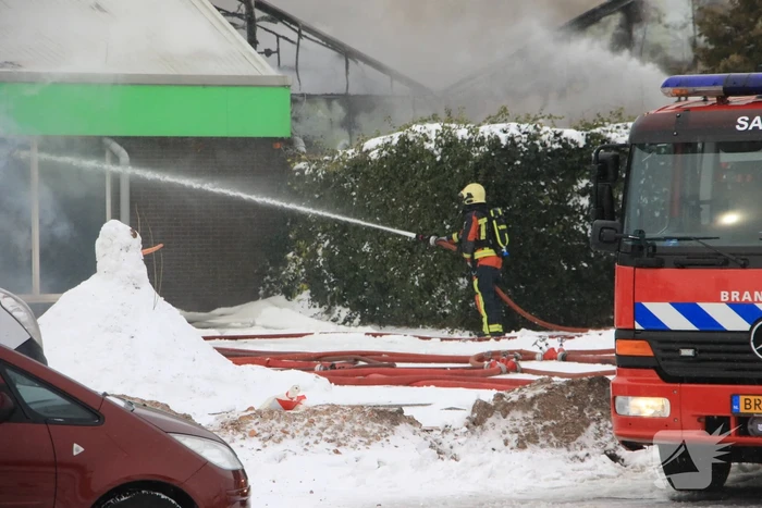 Dak Intratuin volledig in brand