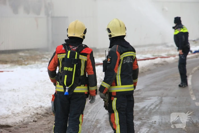 Dak Intratuin volledig in brand