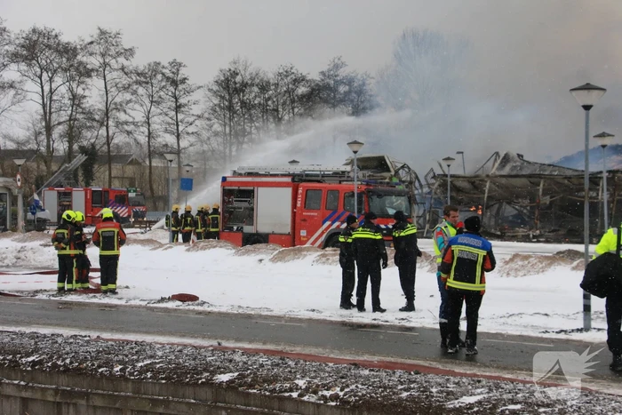 Dak Intratuin volledig in brand