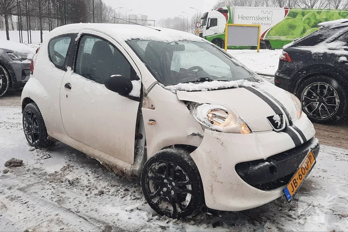 Auto botst op bulkoplegger