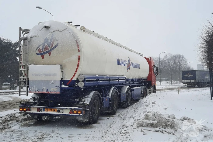 Auto botst op bulkoplegger
