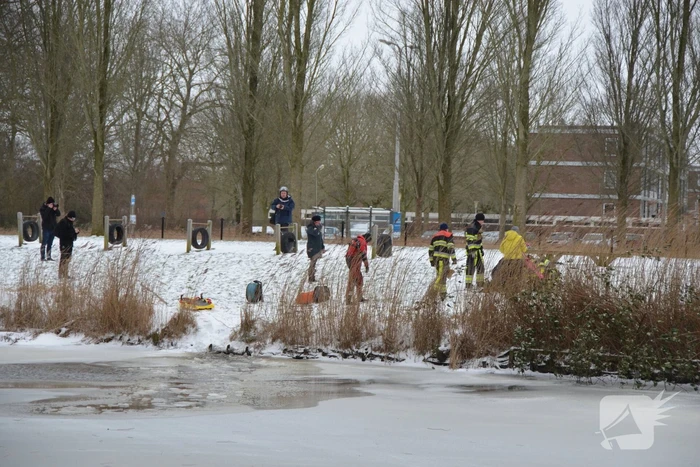 Hond door ijs gezakt