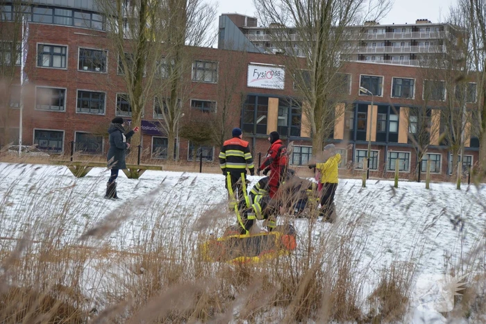 Hond door ijs gezakt