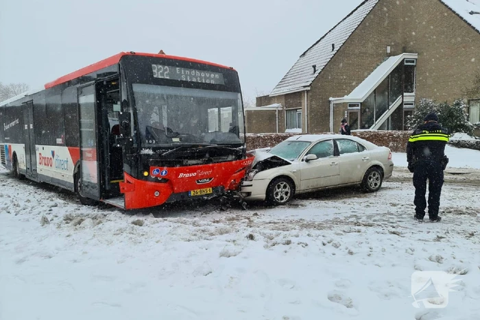 Auto glijdt door gladheid tegen lijnbus