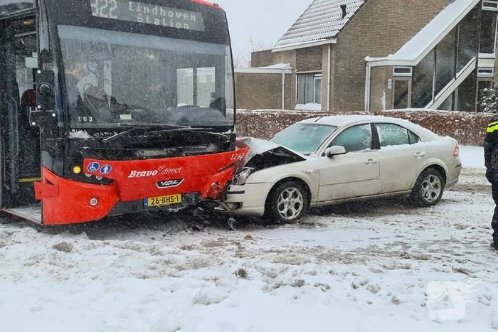 Auto glijdt door gladheid tegen lijnbus