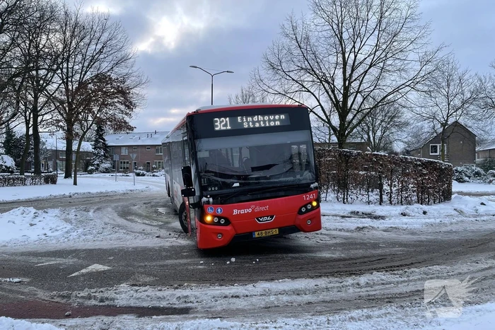 Lijnbus rijdt zichzelf vast op rotonde
