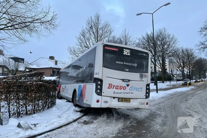 Lijnbus rijdt zichzelf vast op rotonde
