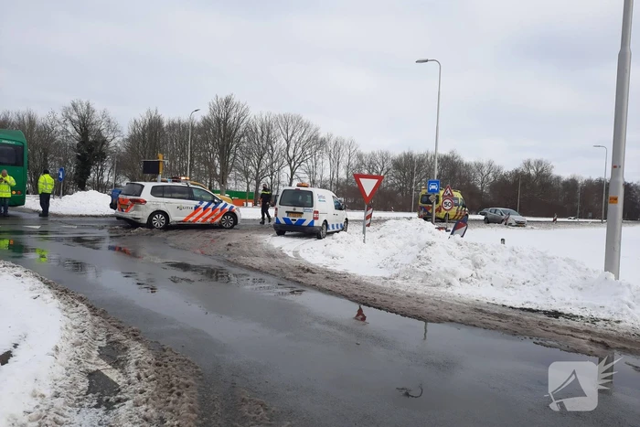 Lijnbus comfortRRReis en auto botsen op kruising