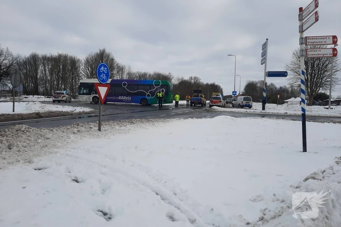 Lijnbus comfortRRReis en auto botsen op kruising