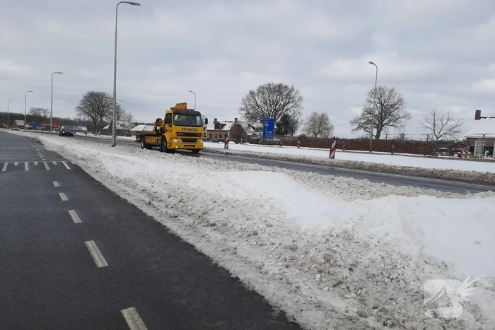 Lijnbus comfortRRReis en auto botsen op kruising