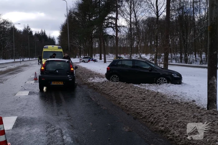 Meerdere auto's botsen op elkaar