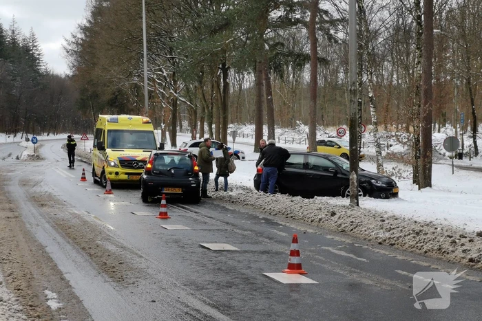 Meerdere auto's botsen op elkaar