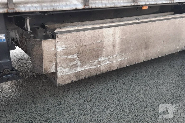 Vrachtwagen en bakwagen botsen op kruising