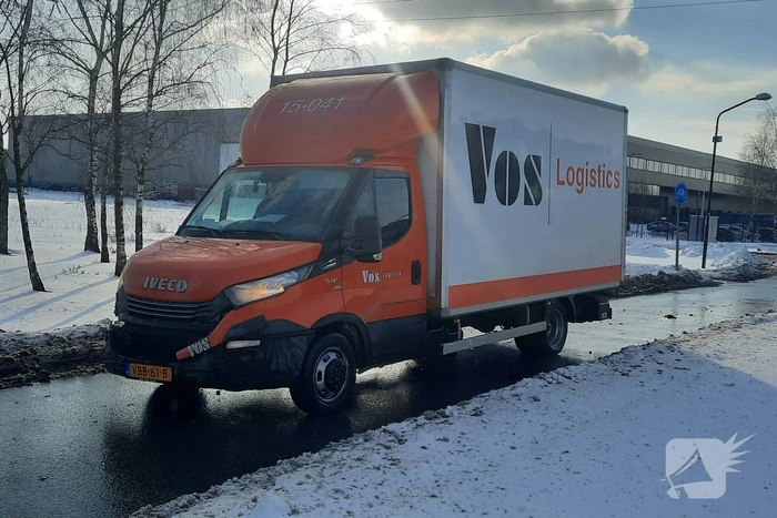 Vrachtwagen en bakwagen botsen op kruising