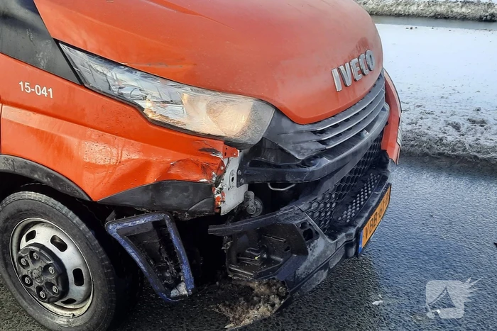 Vrachtwagen en bakwagen botsen op kruising