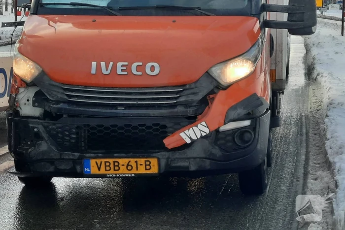 Vrachtwagen en bakwagen botsen op kruising