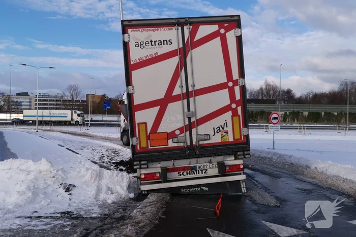Vrachtwagenchauffeur rijdt zich vast