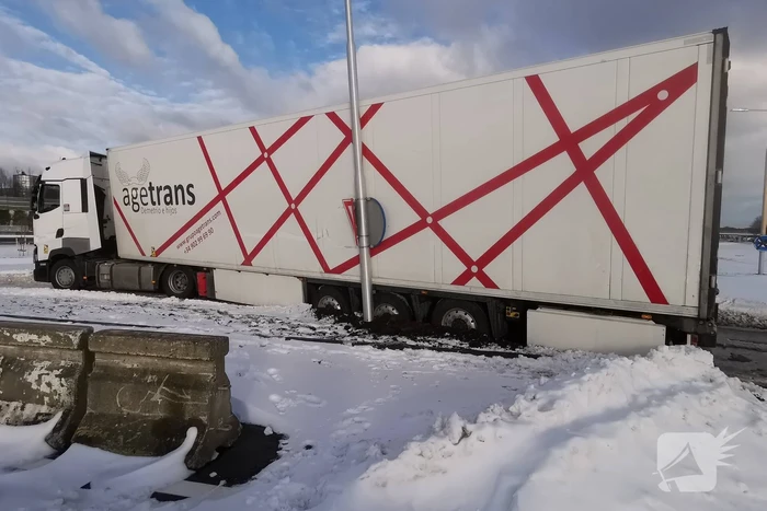 Vrachtwagenchauffeur rijdt zich vast