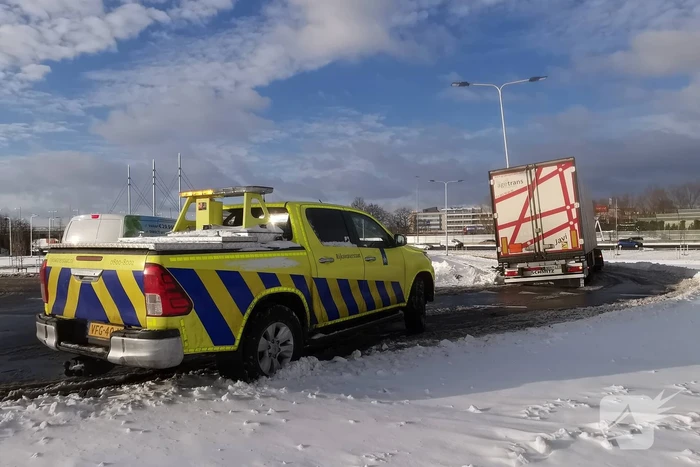 Vrachtwagenchauffeur rijdt zich vast