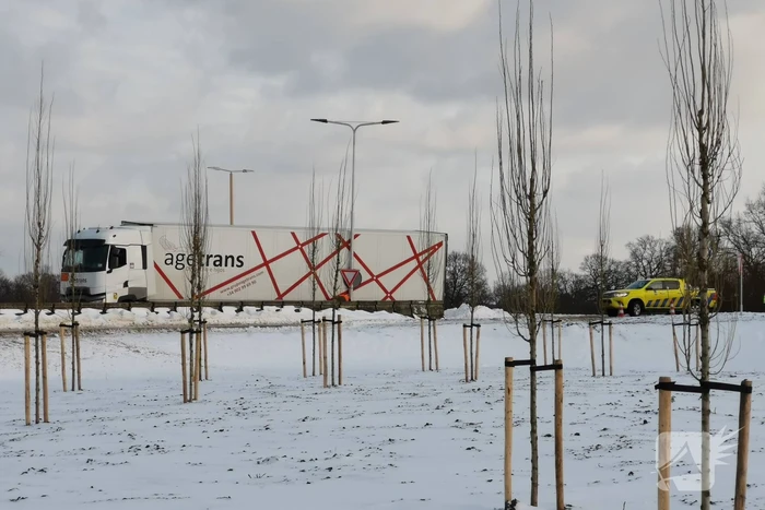 Vrachtwagenchauffeur rijdt zich vast