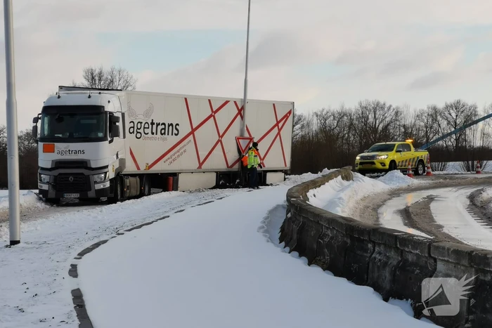 Vrachtwagenchauffeur rijdt zich vast