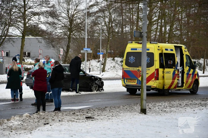 Flinke schade bij aanrijding tussen twee auto's