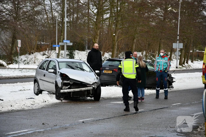 Flinke schade bij aanrijding tussen twee auto's