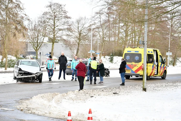 Flinke schade bij aanrijding tussen twee auto's