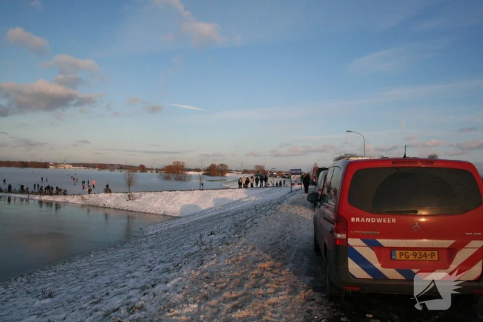 Drie personen zakken door het ijs