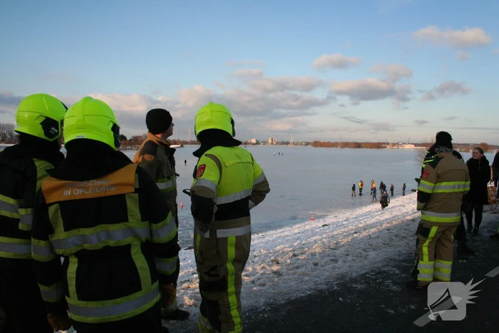 Drie personen zakken door het ijs