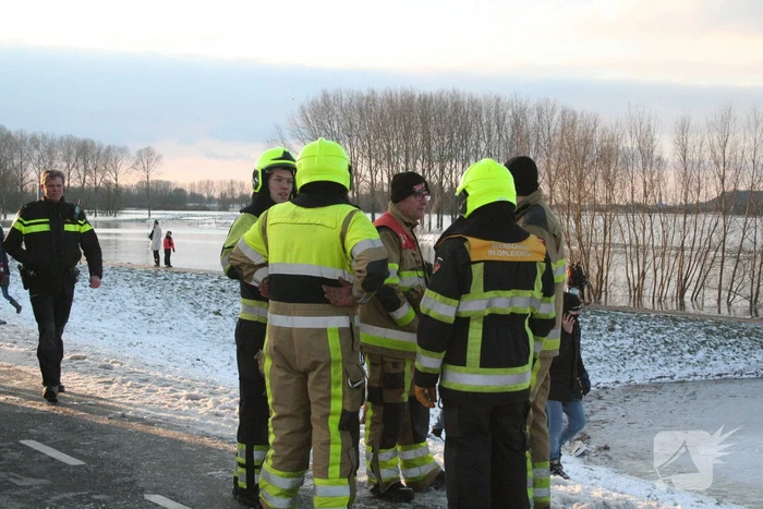 Drie personen zakken door het ijs