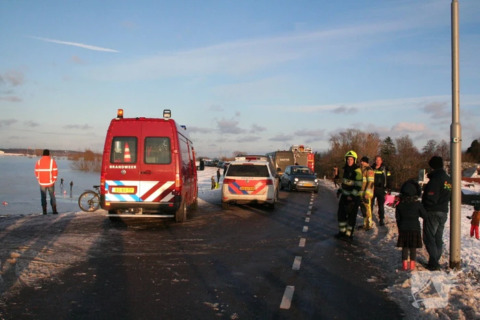 Drie personen zakken door het ijs