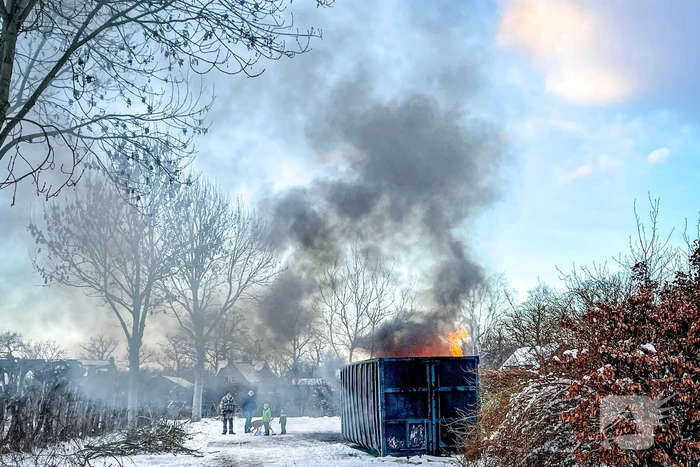 Felle brand in container met bouwafval